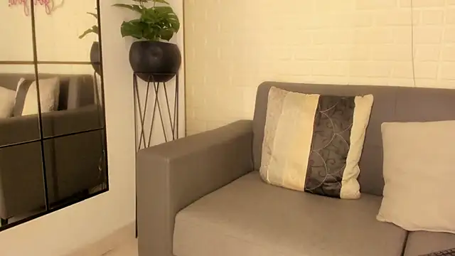 Snapshot of karina_gomez_18 chatting on October 22, 11:37 am karina gomez 18 online show from October 22, 11:37 am