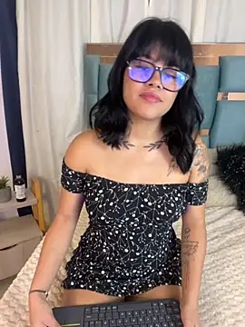 honeyy mia online show from October 29, 4:39 am