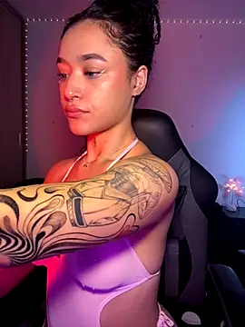 Crystal Dluna online show from December 4, 4:30 pm