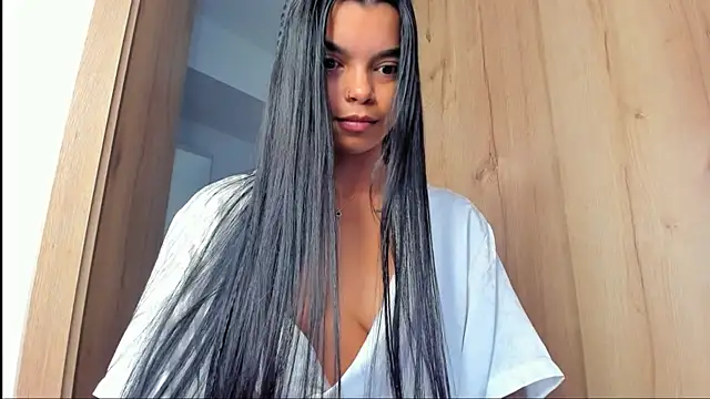 mia world  online show from November 8, 1:05 pm