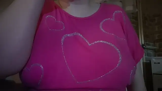 AalinnaK online show from December 5, 7:37 pm