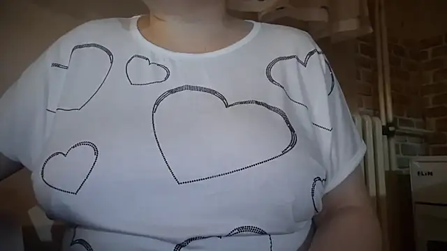 AalinnaK online show from December 1, 6:32 pm