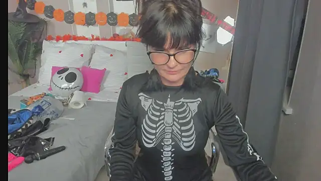 Snapshot of EricaAndPenelopa chatting on November 1, 4:27 am EricaAndPenelopa online show from November 1, 4:27 am