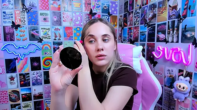 MiaMilas online show from March 27, 4:08 pm