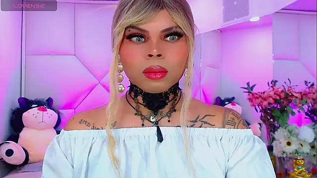 Snapshot of AdanKinng chatting on October 8, 6:07 am AdanKinng online show from October 8, 6:07 am