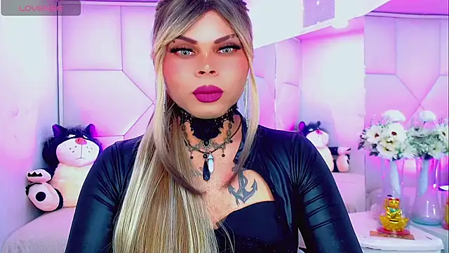 Snapshot of AdanKinng chatting on October 12, 7:44 am AdanKinng online show from October 12, 7:44 am