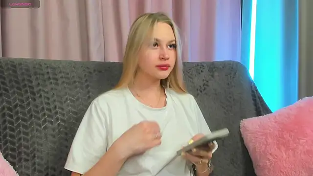 Carol  Cox online show from October 9, 11:09 pm