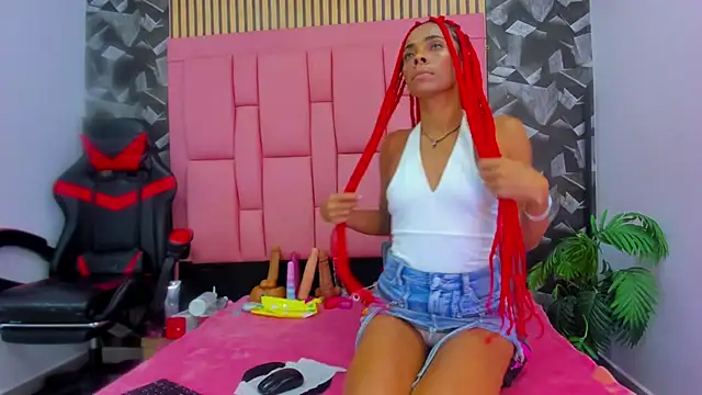 Brithanyslim online show from April 4, 5:01 pm