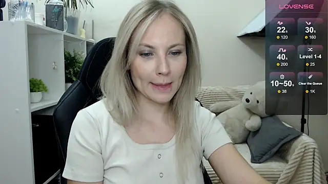 Snapshot of Sunny_bunny6 chatting on October 24, 2:18 am Sunny bunny6 online show from October 24, 2:18 am