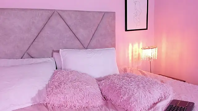 Emilyh  online show from February 24, 1:32 pm