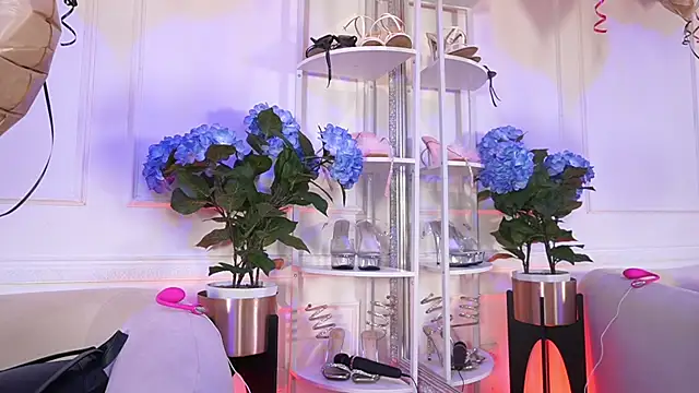 elasummer online show from February 24, 1:43 pm