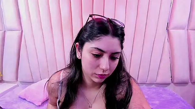 Lucy Anall  online show from November 26, 10:00 pm