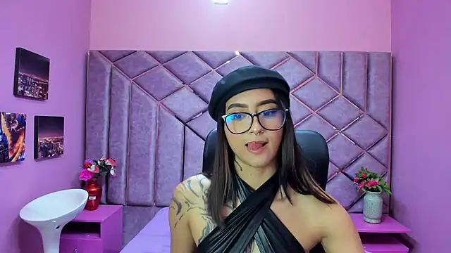 Miaa Thopmson online show from November 22, 4:20 pm