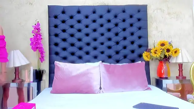 NahomiWhitel online show from October 15, 6:21 pm