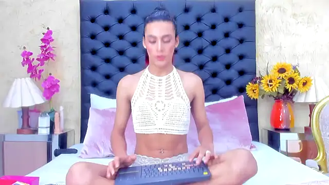 NahomiWhitel online show from October 9, 5:28 pm