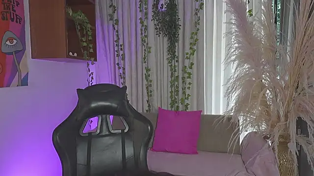 HannaRhodes online show from April 6, 3:13 pm