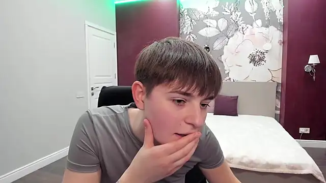 EmiliaYours online show from November 11, 2:58 pm