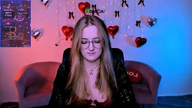 luna berryy online show from February 24, 8:18 pm