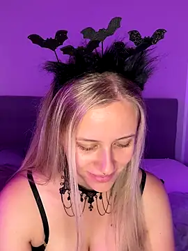 lunawolf21 online show from October 10, 6:40 am