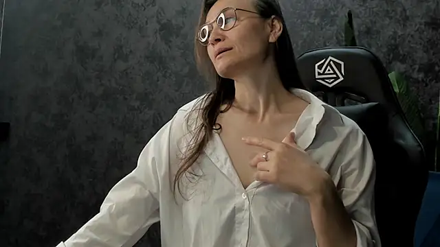 Snapshot of Lillian_White chatting on October 5, 12:15 am Lillian White online show from October 5, 12:15 am