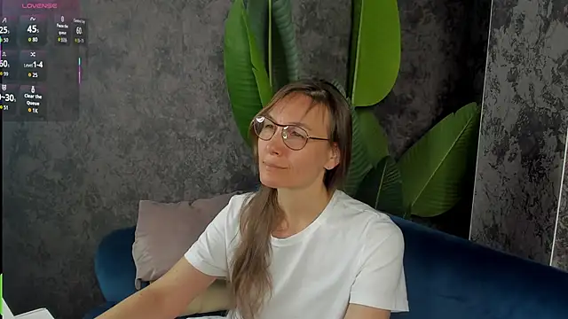 Snapshot of Lillian_White chatting on September 13, 12:40 am Lillian White online show from September 13, 12:40 am