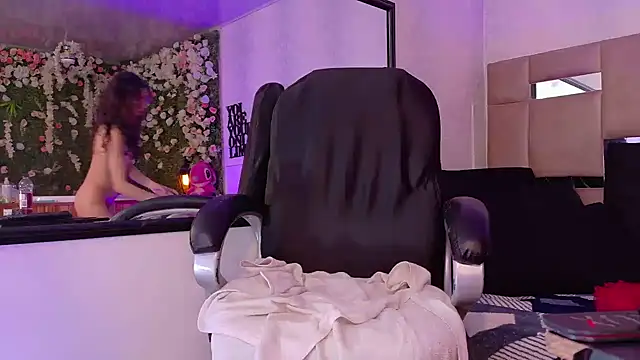 Snapshot of Queenjenn__ chatting on October 3, 9:25 am Queenjenn   online show from October 3, 9:25 am