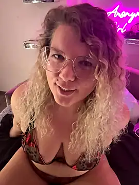 Snapshot of CurvyAnonymousGirl89 chatting on October 22, 5:40 pm CurvyAnonymousGirl89 online show from October 22, 5:40 pm