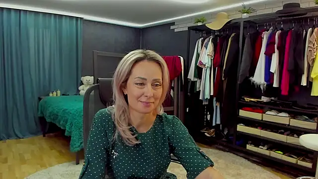 Julia Cherry  online show from April 4, 2:16 pm