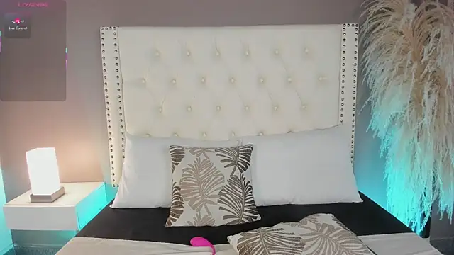 Julia Martinez  online show from June 3, 11:55 am