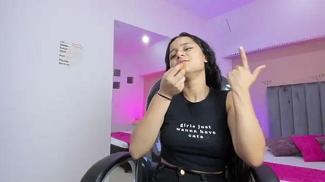 Giselle Roldan online show from February 4, 8:12 pm