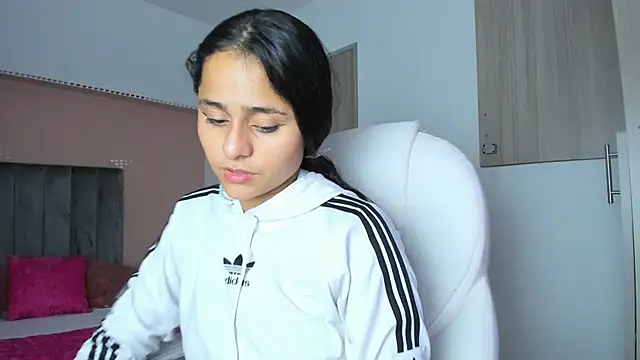 Giselle Roldan online show from September 13, 4:09 am