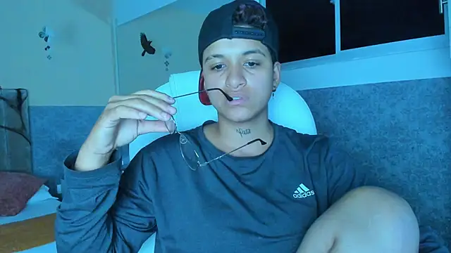 Snapshot of Dominick_jones chatting on October 15, 5:10 am Dominick jones online show from October 15, 5:10 am