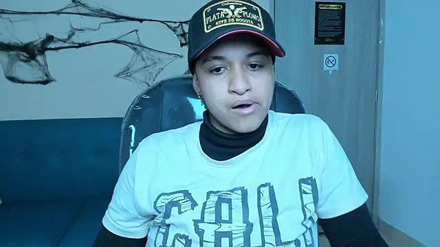 Snapshot of Dominick_jones chatting on October 21, 5:11 am Dominick jones online show from October 21, 5:11 am