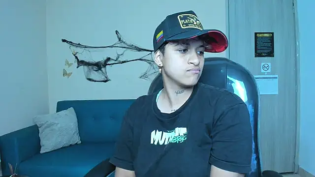 Snapshot of Dominick_jones chatting on October 28, 5:35 am Dominick jones online show from October 28, 5:35 am