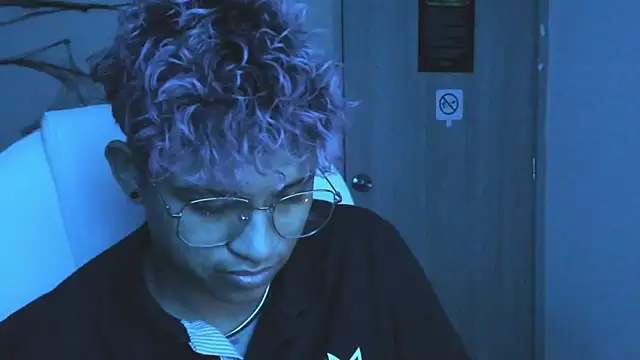 Snapshot of Dominick_jones chatting on October 10, 5:34 am Dominick jones online show from October 10, 5:34 am