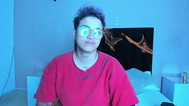 Snapshot of Dominick_jones chatting on October 16, 6:27 am Dominick jones online show from October 16, 6:27 am