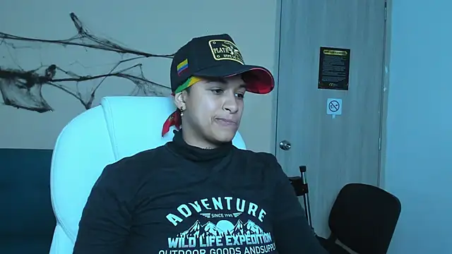 Snapshot of Dominick_jones chatting on October 18, 5:32 am Dominick jones online show from October 18, 5:32 am