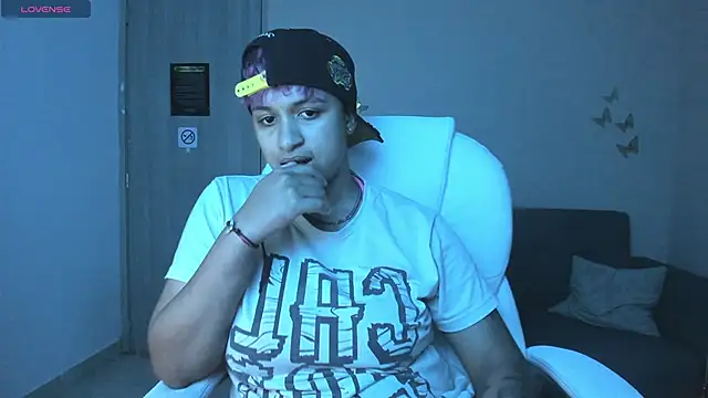 Snapshot of Dominick_jones chatting on September 26, 4:21 am Dominick jones online show from September 26, 4:21 am