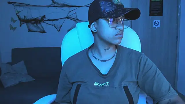 Snapshot of Dominick_jones chatting on October 7, 6:29 am Dominick jones online show from October 7, 6:29 am