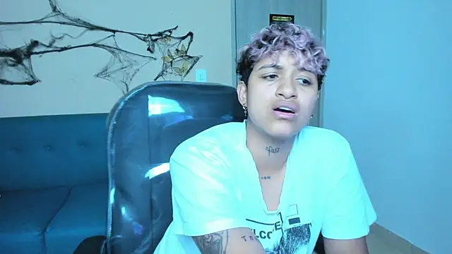 Snapshot of Dominick_jones chatting on October 31, 6:39 am Dominick jones online show from October 31, 6:39 am