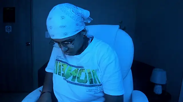 Snapshot of Dominick_jones chatting on October 4, 11:53 pm Dominick jones online show from October 4, 11:53 pm