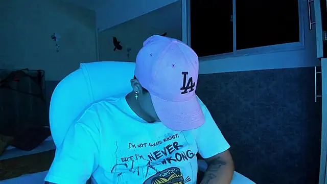 Snapshot of Dominick_jones chatting on October 14, 4:59 am Dominick jones online show from October 14, 4:59 am