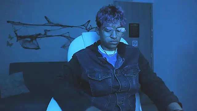 Snapshot of Dominick_jones chatting on October 9, 5:33 am Dominick jones online show from October 9, 5:33 am