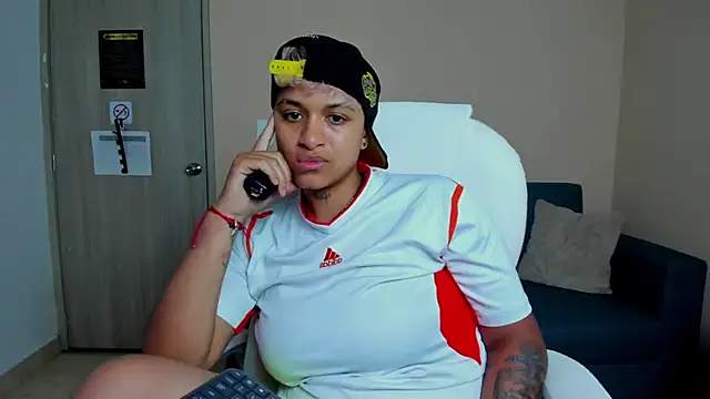 Snapshot of Dominick_jones chatting on September 10, 4:56 am Dominick jones online show from September 10, 4:56 am