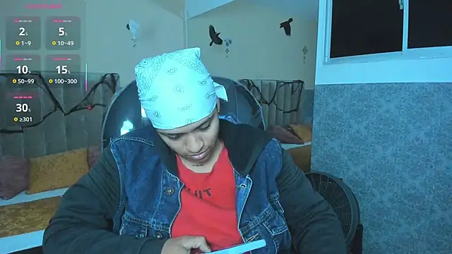 Snapshot of Dominick_jones chatting on October 30, 6:27 am Dominick jones online show from October 30, 6:27 am