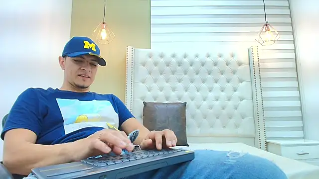 DAVID VICTORIAA online show from November 28, 1:25 pm