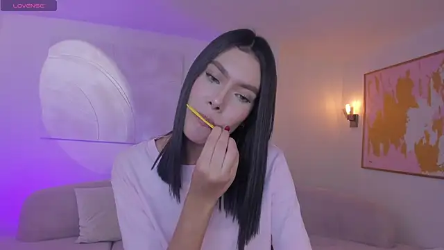 NiaSalvatore online show from April 11, 6:30 am