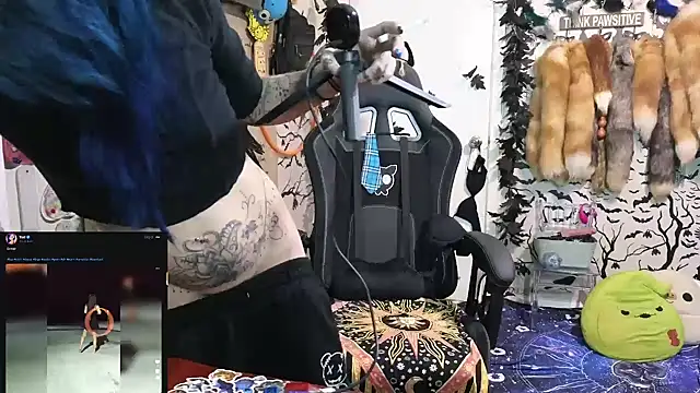 Snapshot of trashbrat chatting on October 29, 7:12 am trashbrat online show from October 29, 7:12 am