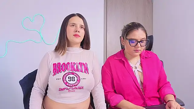 SexLaura  online show from June 17, 8:32 pm