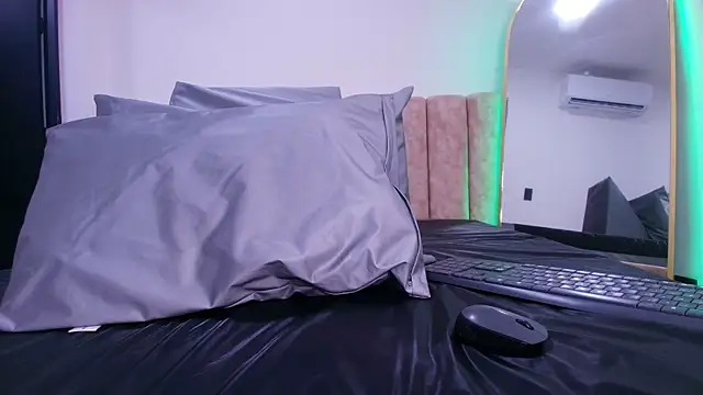 Auroraa miller online show from December 1, 1:25 pm